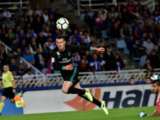 Gareth Bale strieľa jeden z gólov Realu Madrid proti San Sebastianu.