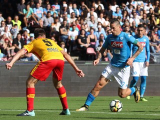 Marek Hamšík (vpravo) v stretnutí proti Beneventu.