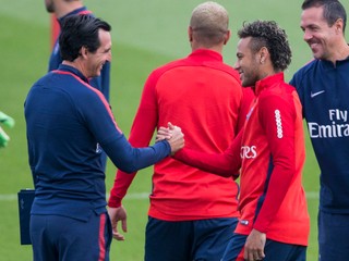 Unai Emery si podáva ruku s najdrahším hráčom histórie Neymarom.