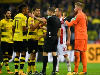 Rozhodca Patrick Ittrich nemusel situáciu posúdiť správne.