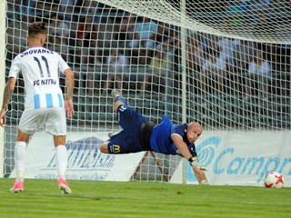 Brankár Lukáš Hroššo z FC Nitra (vpravo) sa stal prvým víťazom ankety Hráč mesiaca v tejto sezóne.