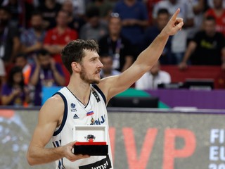 Slovinský basketbalista Goran Dragič pózuje s cenou pre najužitočnejšieho hráča po výhre nad Srbskom vo finále ME v basketbale mužov v Istanbule.