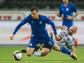 Hráč Dinama Záhreb Armin Hodzič a Jone Samuelsen počas zápasu, ilustračná fotografia.