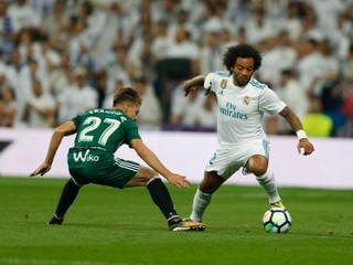 Marcelo (vpravo) sa zranil v zápase proti Betisu Sevilla.