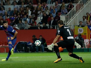 Luiz Suarez prekonáva brankára súpera.