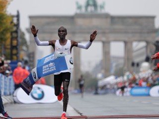 Eliud Kipchoge uspel medzi mužmi.