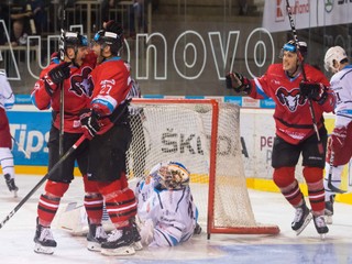 Hokejisti Banskej Bystrice sa radujú po jednom z gólov.