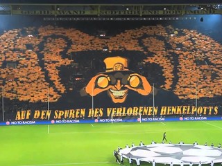 Štadión Dortmundu je vždy plný a fanúšikovia pripravujú senzačné choreo. 