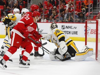 Tomáš Tatar (číslo 21) strieľa gól do siete Pittsburghu.