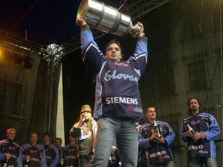 Michal Hudec s víťaznou trofejou v drese Slovana v roku 2005.
