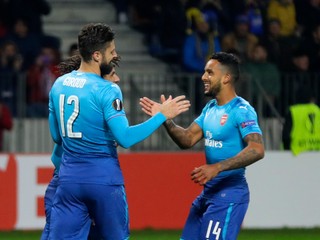 Theo Walcott (vpravo) prenechal príležitosť streliť stý gól spoluhráčovi.