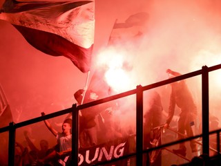 Siedmich fanúšikov futbalového klubu HNK Rijeka zatkli za hádzanie svetlíc a ďalšie neprístojnosti počas zápasu proti AC Miláno.