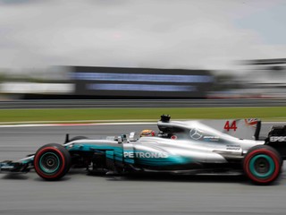 Po poškodení krytu odvodňovacieho kanála z piatkového druhého tréningu F1 museli organizátori preložiť prvé preteky F4 a obidve ostré jazdy sa išli v sobotu ráno krátko po sebe.