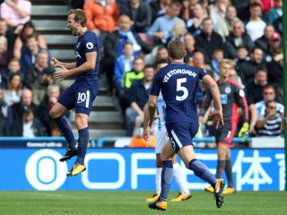 Tottenham nedal šancu Huddersfieldu, United deklasoval Crystal Palace