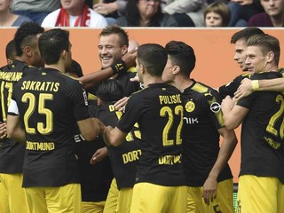 Dortmund stále len triumfuje. Vyhral aj v Augsburgu.