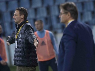 Ivan Vukomanovič (vľavo) bol sklamaný. Jeho Slovan opäť neudržal čisté konto.