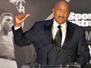 George Foreman vyzýva Stevena Seagala na súboj.