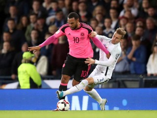 Peter Pekarík (vpravo) sa snaží obrať o loptu Matta Phillipsa.