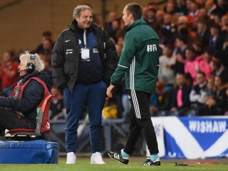 Tréner Slovenska Ján Kozák mal čo povedať štvrtému rozhodcovi v zápase so Škótskom.