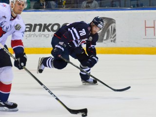 Zľava: Renat Mamashev z Torpedo Nižnij Novgorod a Radek Smoleňák z HC Slovan Bratislava počas zápasu.