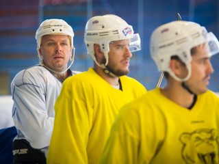 Na snímke vľavo Martin Bartek počas prípravy na ľade tímu HC 07 Detva pred štartom Tipsport ligy 2016/2017.