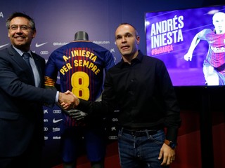 Andres Iniesta z Barcelony nikdy neodíde. 