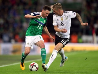 Toni Kroos (vpravo) nastúpil za Nemecko v kvalifikačnom zápase proti Severnému Írsku.