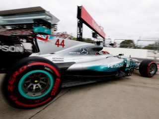 Lewis Hamilton bol v kvalifikácii v Japonsku najrýchlejší.