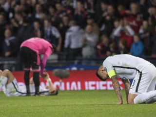 Kapitán Martin Škrtel (vpravo) smúti po prehre v Škótsku.