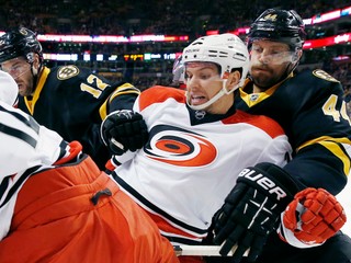 Prevažnú časť kariéry v NHL odohral Zach Boychuk (v strede) v drese Caroliny Hurricanes.
