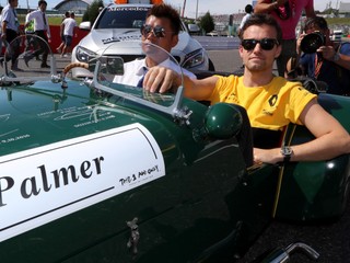 Jolyon Palmer v historickom vozidle pred Veľkou cenou Japonska, ktorá bola jeho poslednou v tíme Renault.