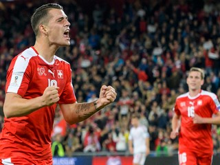 Granit Xhaka oslavuje svoj gól do siete Maďarska.