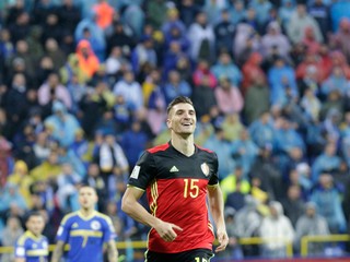 Belgičan Thomas Meunier oslavuje gól do siete Bosny.