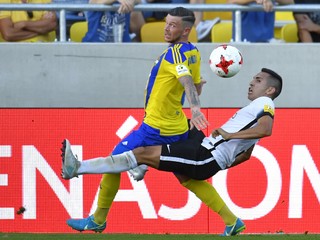 Ivan Santiagio Díaz (vpravo) v súboji o loptu s hráčom Dunajskej Stredy Erikom Pačindom.
