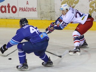 Petr Chaloupka (vľavo) si vlani obliekal aj dres Popradu. Na snímke bráni Zvolenčana Pavla Klhůfka.