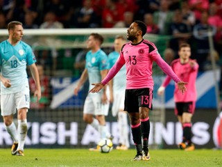 Sklamaní Škóti po jednom z inkasovaných gólov.