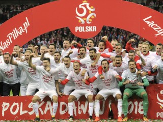 Na majstrovstvá sveta postúpili aj Poliaci, do baráže idú Dáni