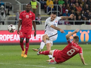 Marek Hamšík (v strede) strieľa na bránu v zápase proti Malte.