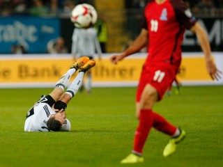 Shkodran Mustafi sa vážne zranil v zápase proti Azerbajdžanu.