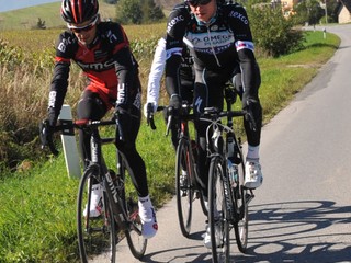 Na snímke Peter Velits v červeno-čiernom spoločne s bratom Martinom (v bielej prilbe), archívna snímka.