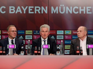 Na snímke uprostred nový tréner futbalistov nemeckého klubu Bayernu Mníchov Jupp Heynckes, vľavo šéf predstavenstva klubu Karl-Heinz Rummenigge a vpravo prezident klubu Uli Hoeness počas tlačovej konferencie.