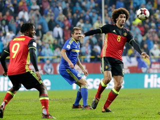 Marouane Fellaini (vpravo) utrpel zranenie väzov v ľavom kolene, ilustračná snímka.