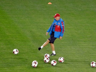 Karel Jarolím pokračuje v pozícii trénera Česka.