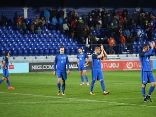 Mladí Slováci po zápase ďakovali fanúšikom.