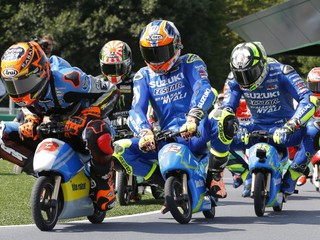 Pretekári MotoGP Tito na okruhu v Motegi pred VC Japonska seriálu MS cestných motocyklov.