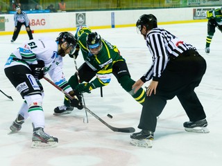 Útočník Peter Húževka (vpravo) bude Žiline dlhšie chýbať. 