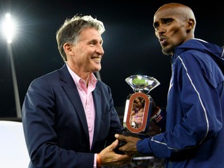 Prezident IAAF Sebastian Coe (vľavo) a Mo Farah, ilustračná snímka.