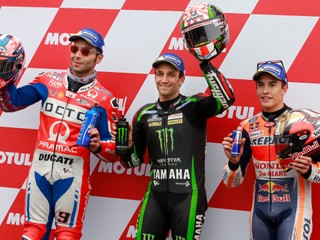 Zľava Danilo Petrucci, Johann Zarco a Marc Márquez.