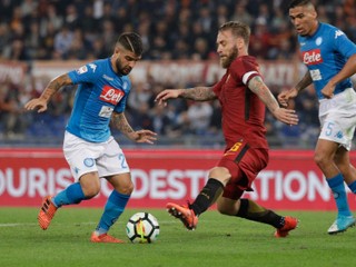 Lorenzo Insigne (vľavo), jediný úspešný strelec v zápase.