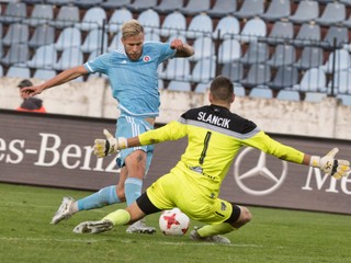 Jakub Mareš v súboji s prešovským brankárom Adriánom Slančíkom.